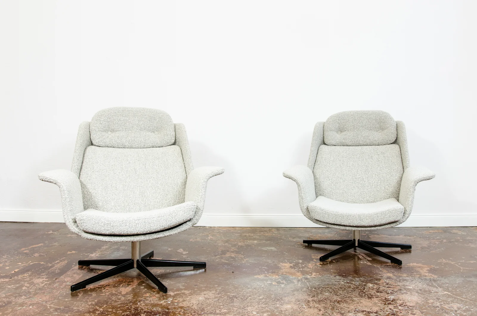 Pair of B7041 swivel armchairs, Zakłady Przemysłu Meblarskiego w Radomsku, Poland, 1970s