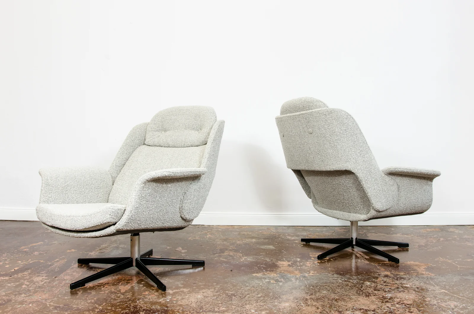 Pair of B7041 swivel armchairs, Zakłady Przemysłu Meblarskiego w Radomsku, Poland, 1970s