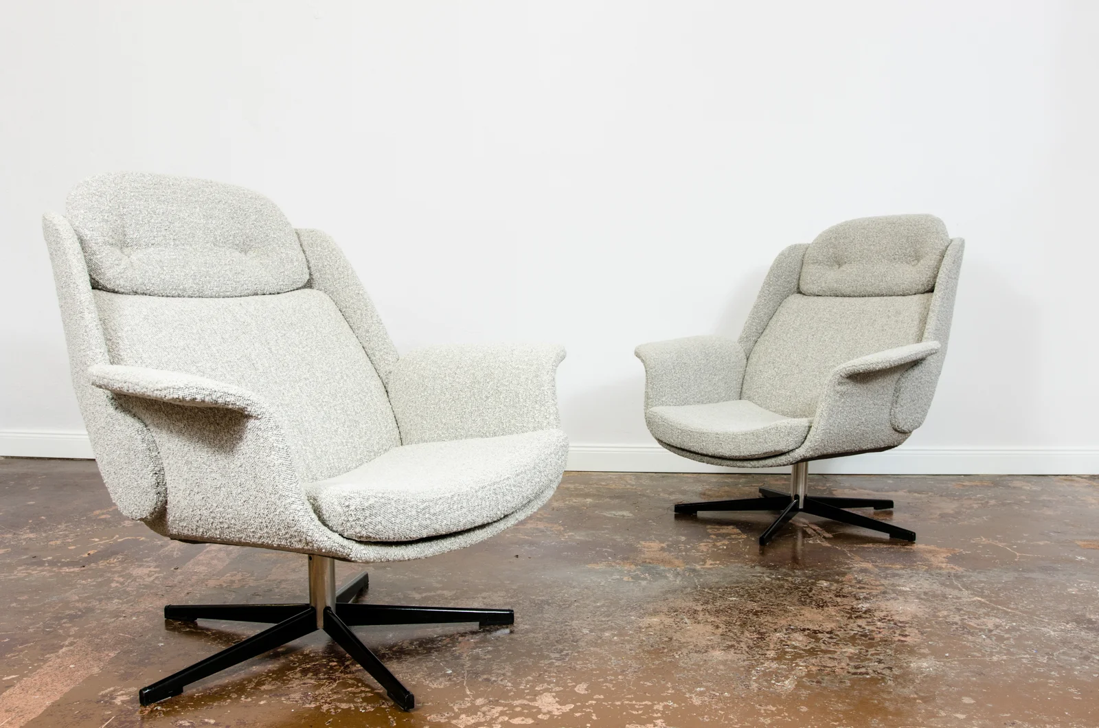 Pair of B7041 swivel armchairs, Zakłady Przemysłu Meblarskiego w Radomsku, Poland, 1970s