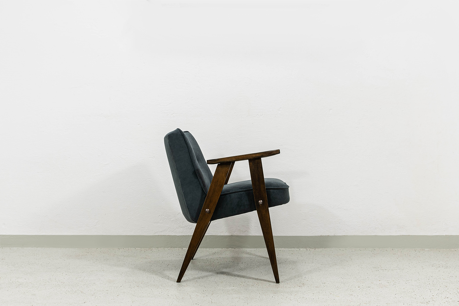 Fotel 366, proj. Józef Chierowski, Dolnośląska Fabryka Mebli, Polska, lata 60