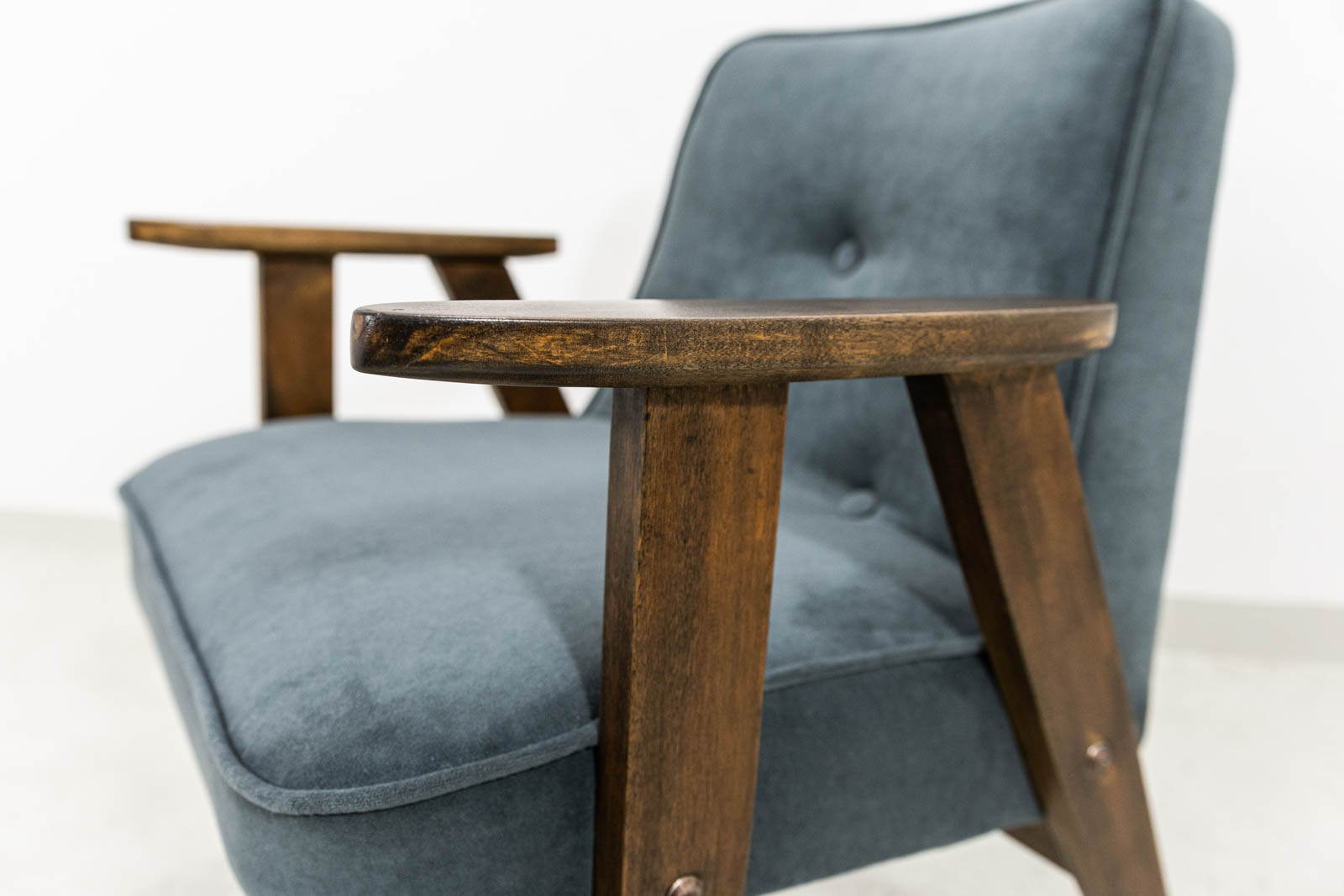 Fotel 366, proj. Józef Chierowski, Dolnośląska Fabryka Mebli, Polska, lata 60