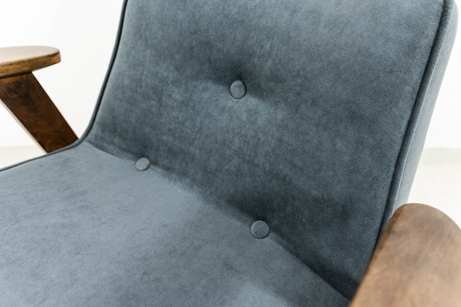 Fotel 366, proj. Józef Chierowski, Dolnośląska Fabryka Mebli, Polska, lata 60