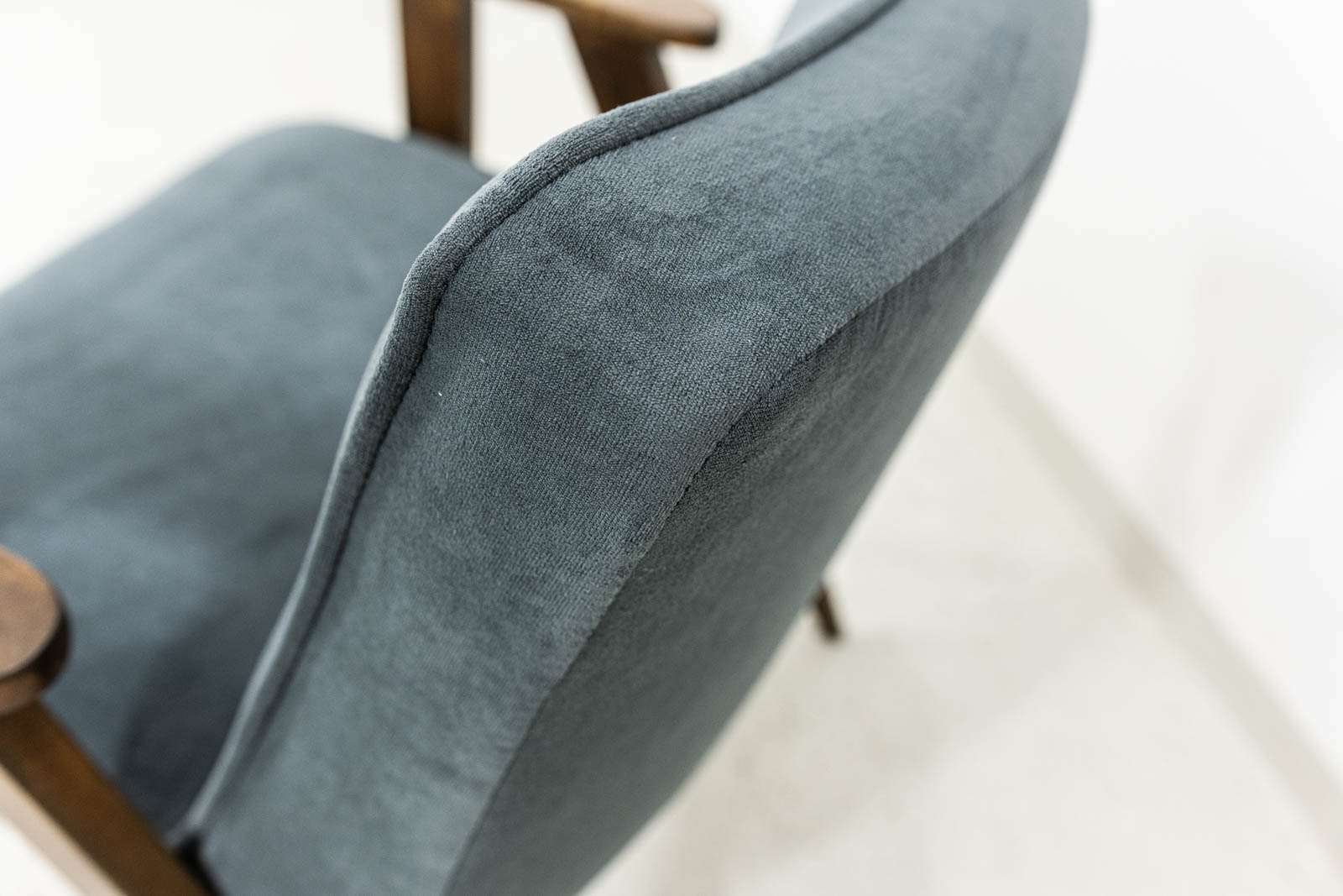 Fotel 366, proj. Józef Chierowski, Dolnośląska Fabryka Mebli, Polska, lata 60