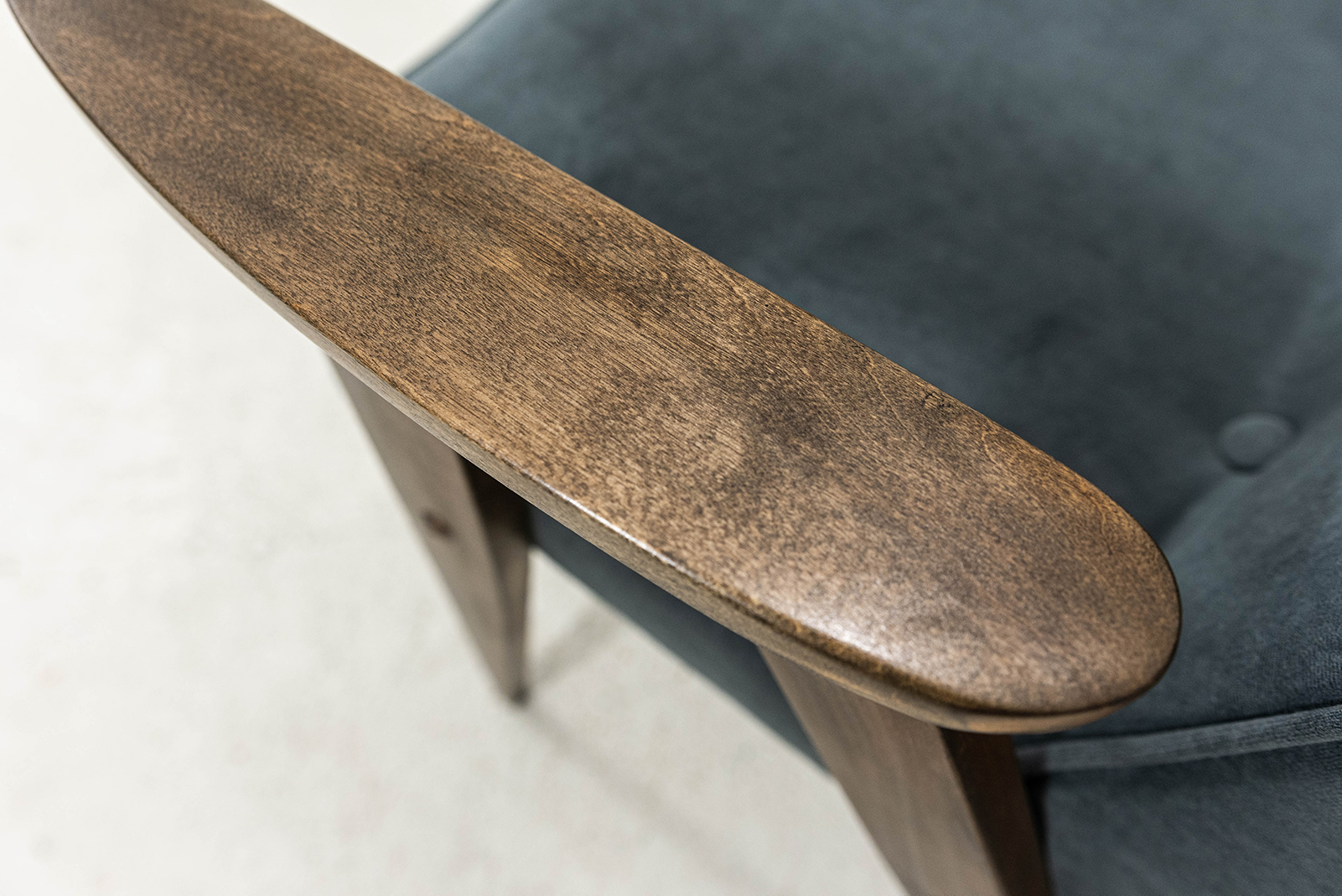 Fotel 366, proj. Józef Chierowski, Dolnośląska Fabryka Mebli, Polska, lata 60