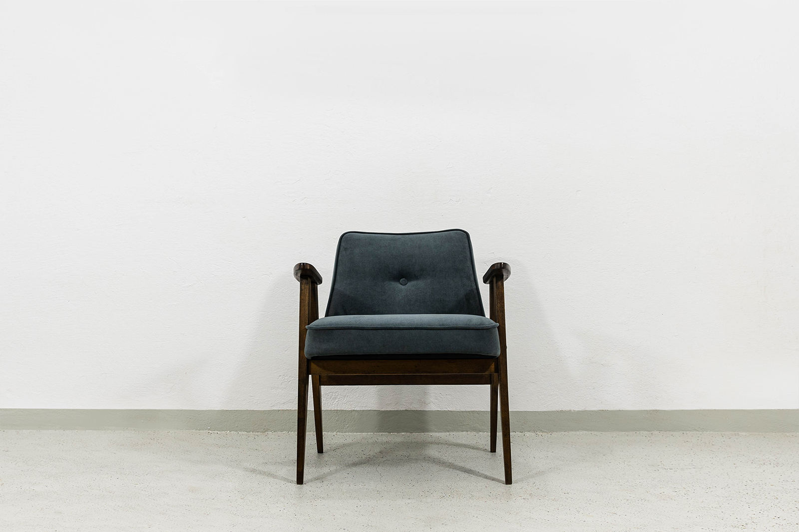 Fotel 366, proj. Józef Chierowski, Dolnośląska Fabryka Mebli, Polska, lata 60