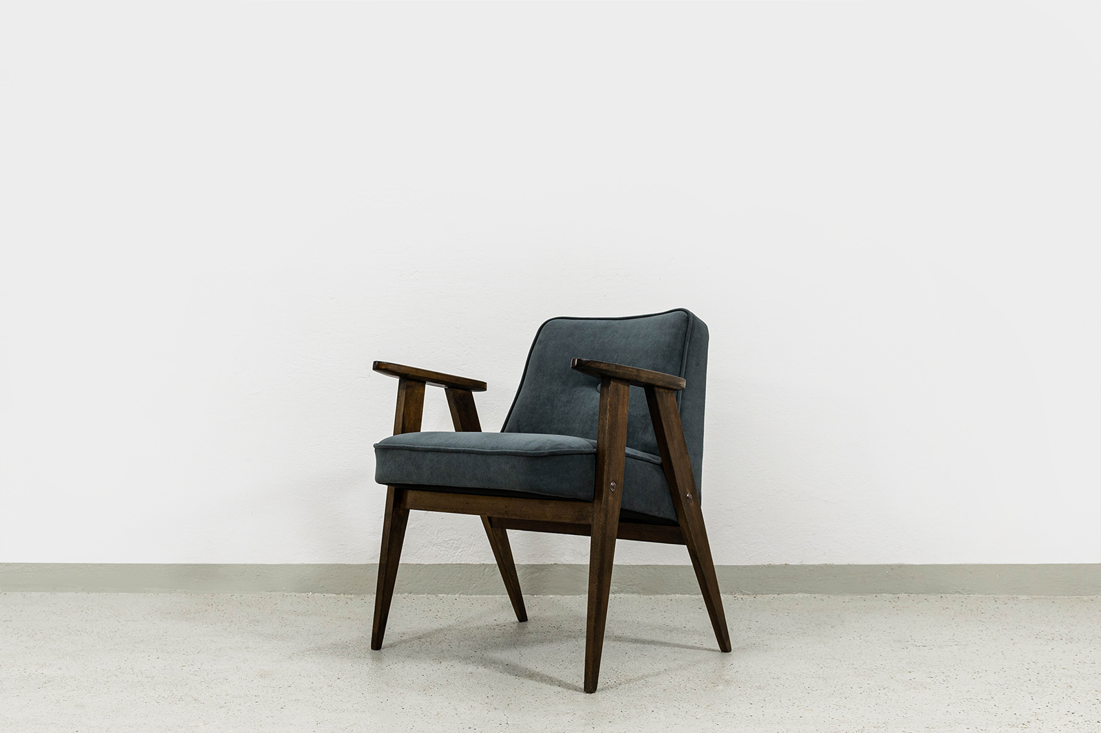 Fotel 366, proj. Józef Chierowski, Dolnośląska Fabryka Mebli, Polska, lata 60