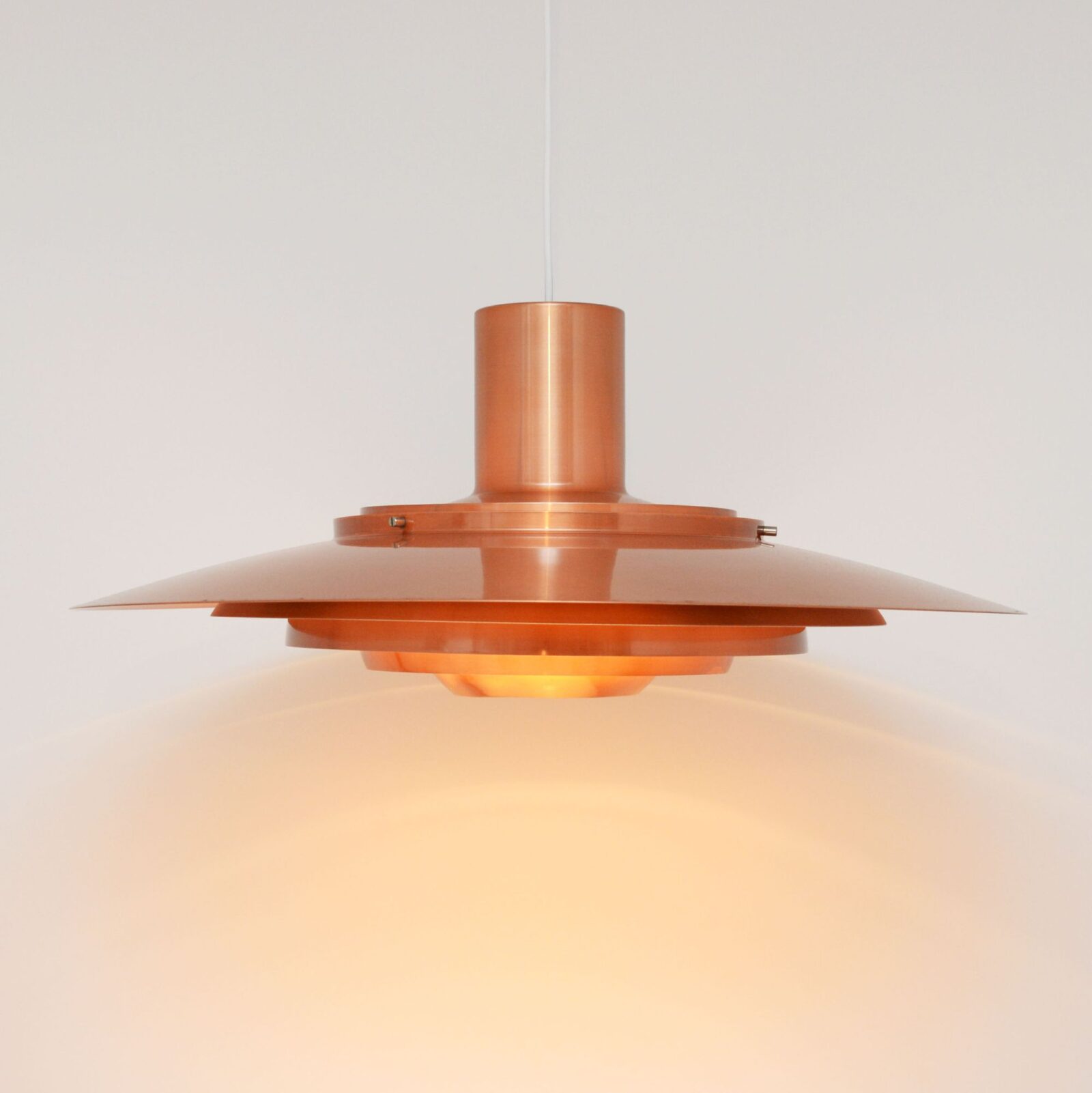 Lampa miedziana P376, proj. Kastholm & Fabricius, 1964