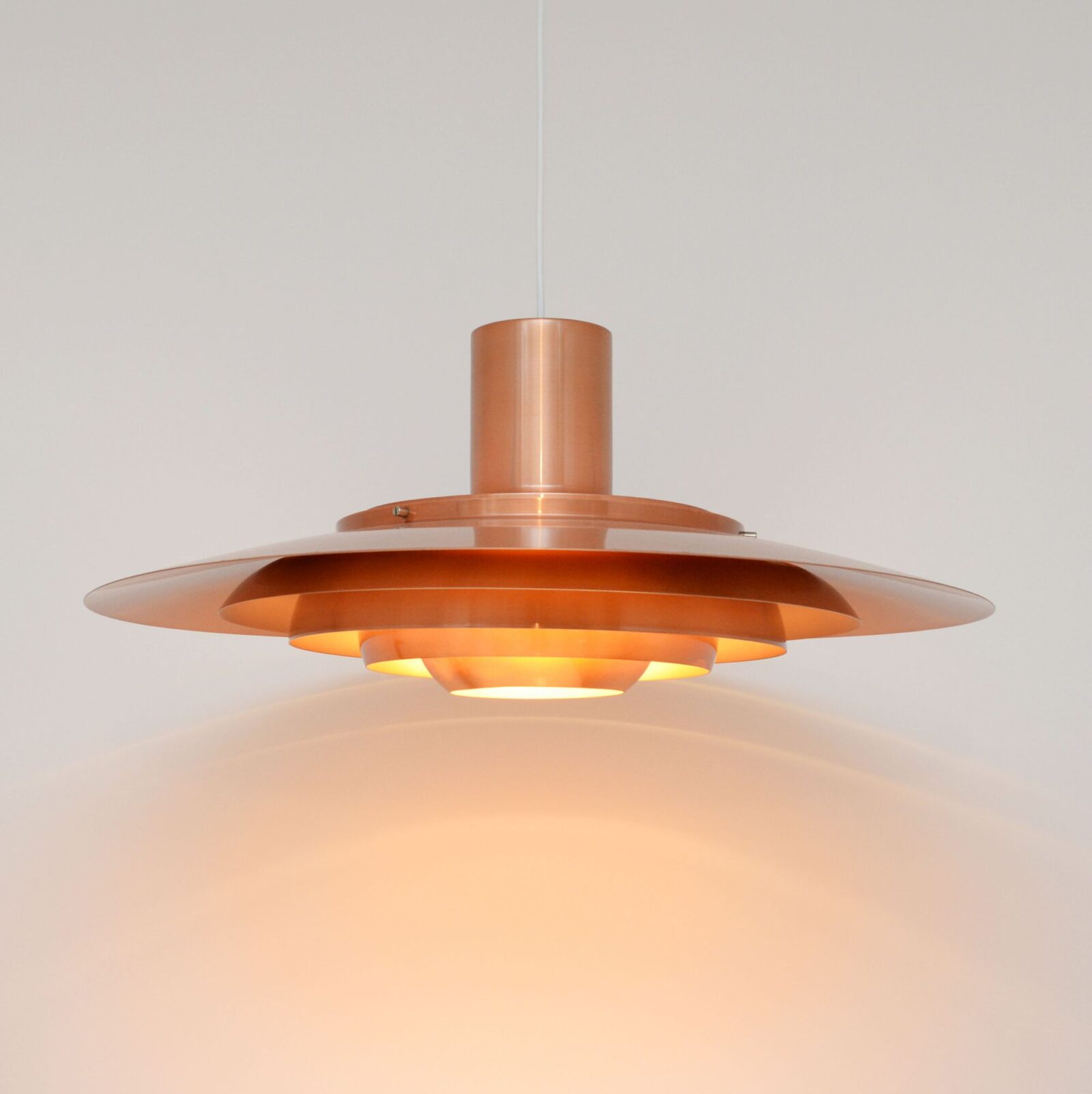 Lampa miedziana P376, proj. Kastholm & Fabricius, 1964