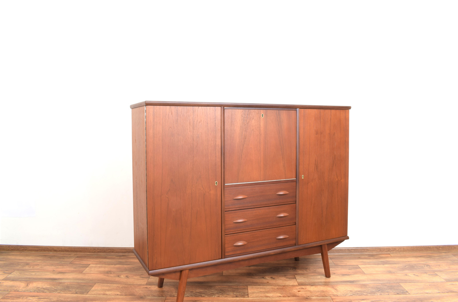 Highboard skandynawski, tek, Dania, lata 60