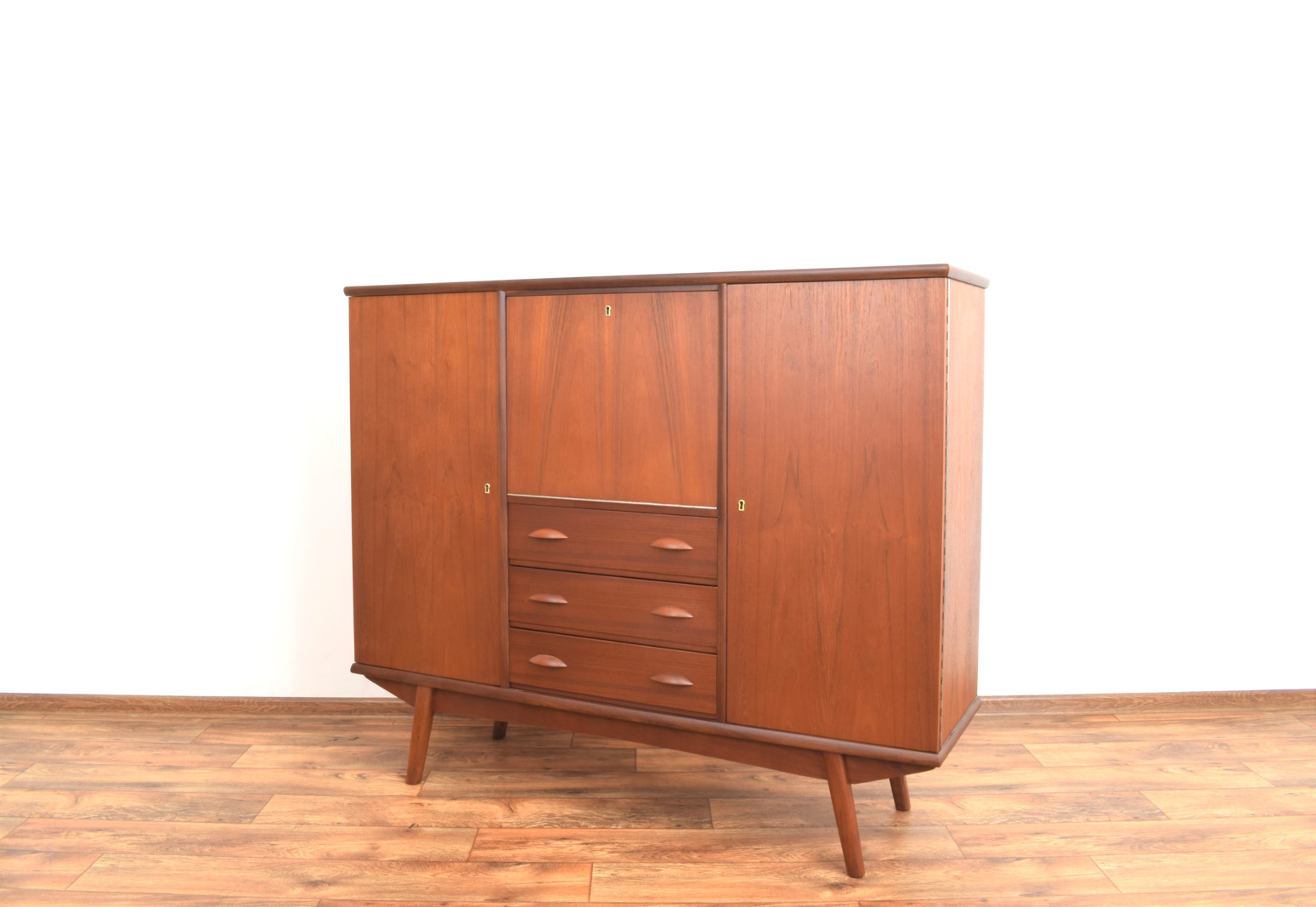 Highboard skandynawski, tek, Dania, lata 60