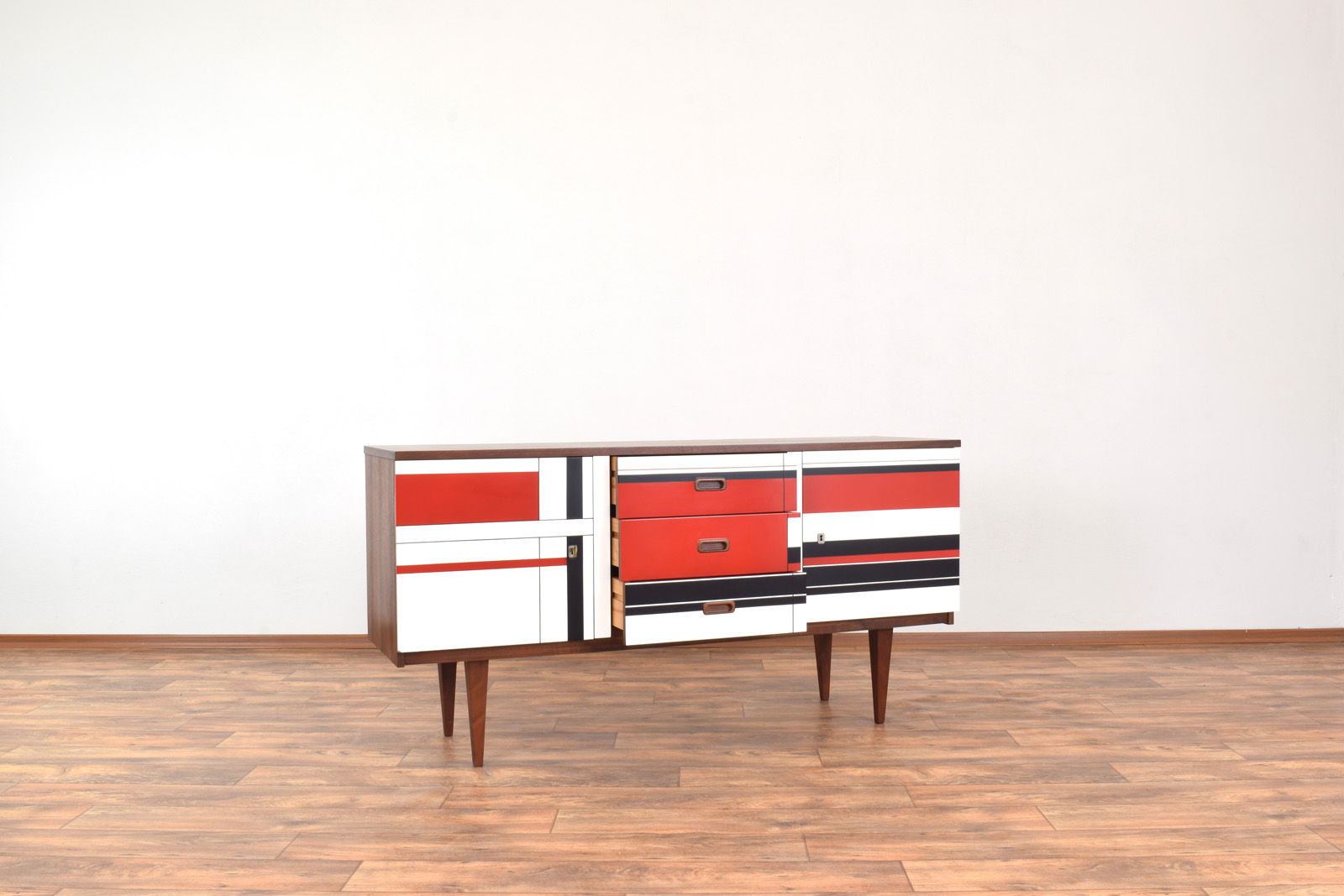 Sideboard z malaturą w stylu op-art, Niemcy, lata 60
