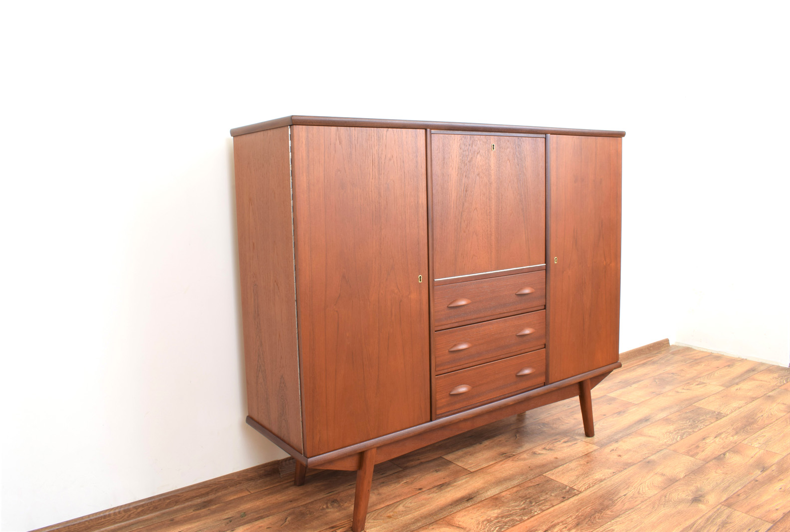Highboard skandynawski, tek, Dania, lata 60