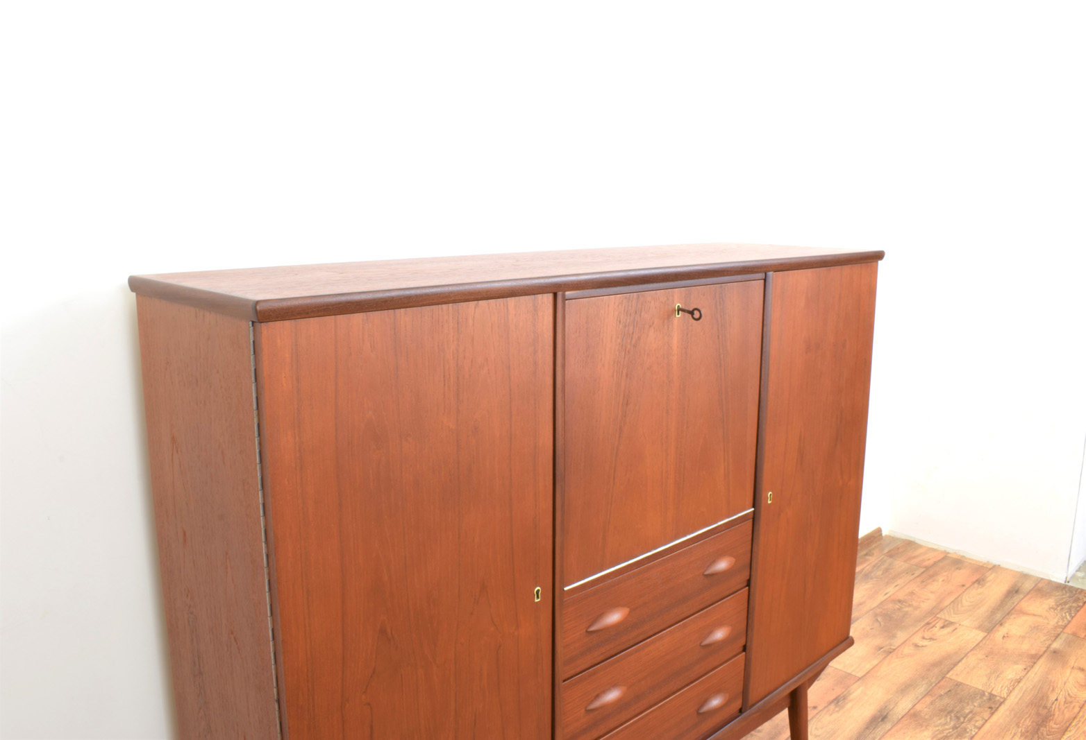 Highboard skandynawski, tek, Dania, lata 60