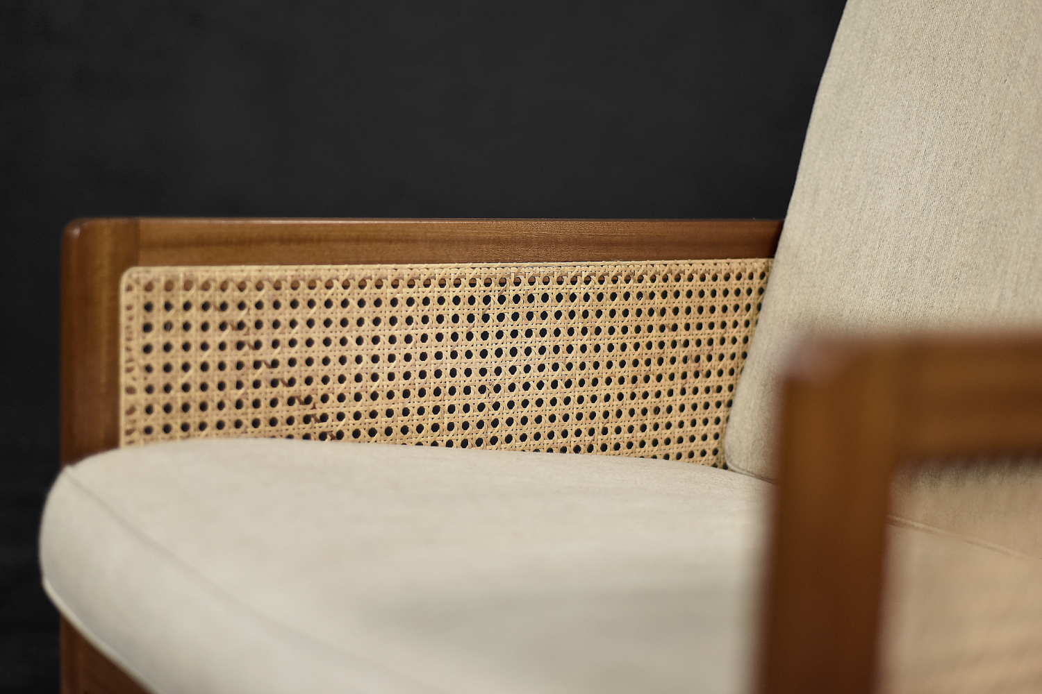 Wysoki fotel z francuską wikliną, mahoń, proj. Bernt Petersen , Wørts Møbelsnedkeri, Dania, lata 60