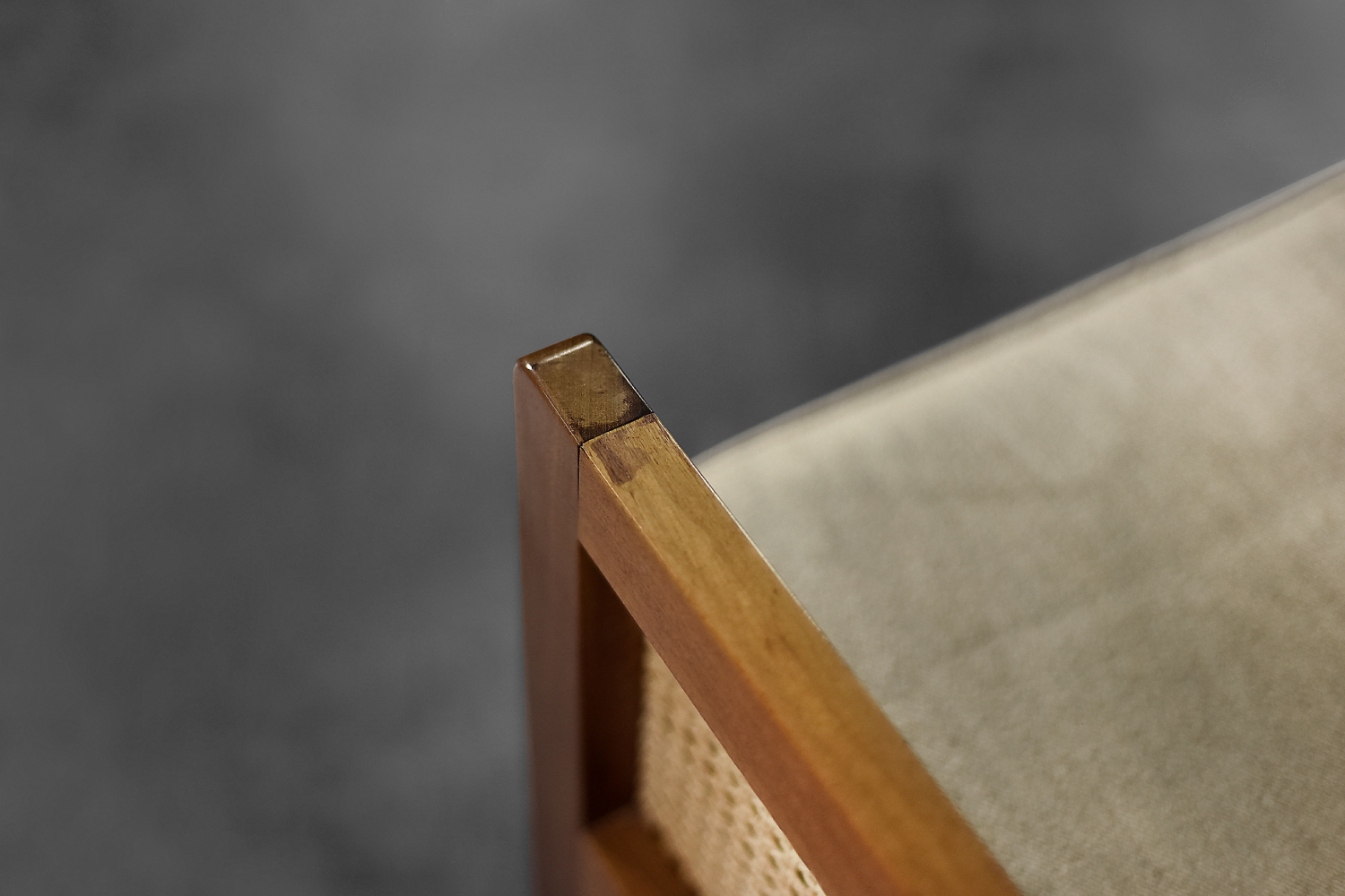 Wysoki fotel z francuską wikliną, mahoń, proj. Bernt Petersen , Wørts Møbelsnedkeri, Dania, lata 60