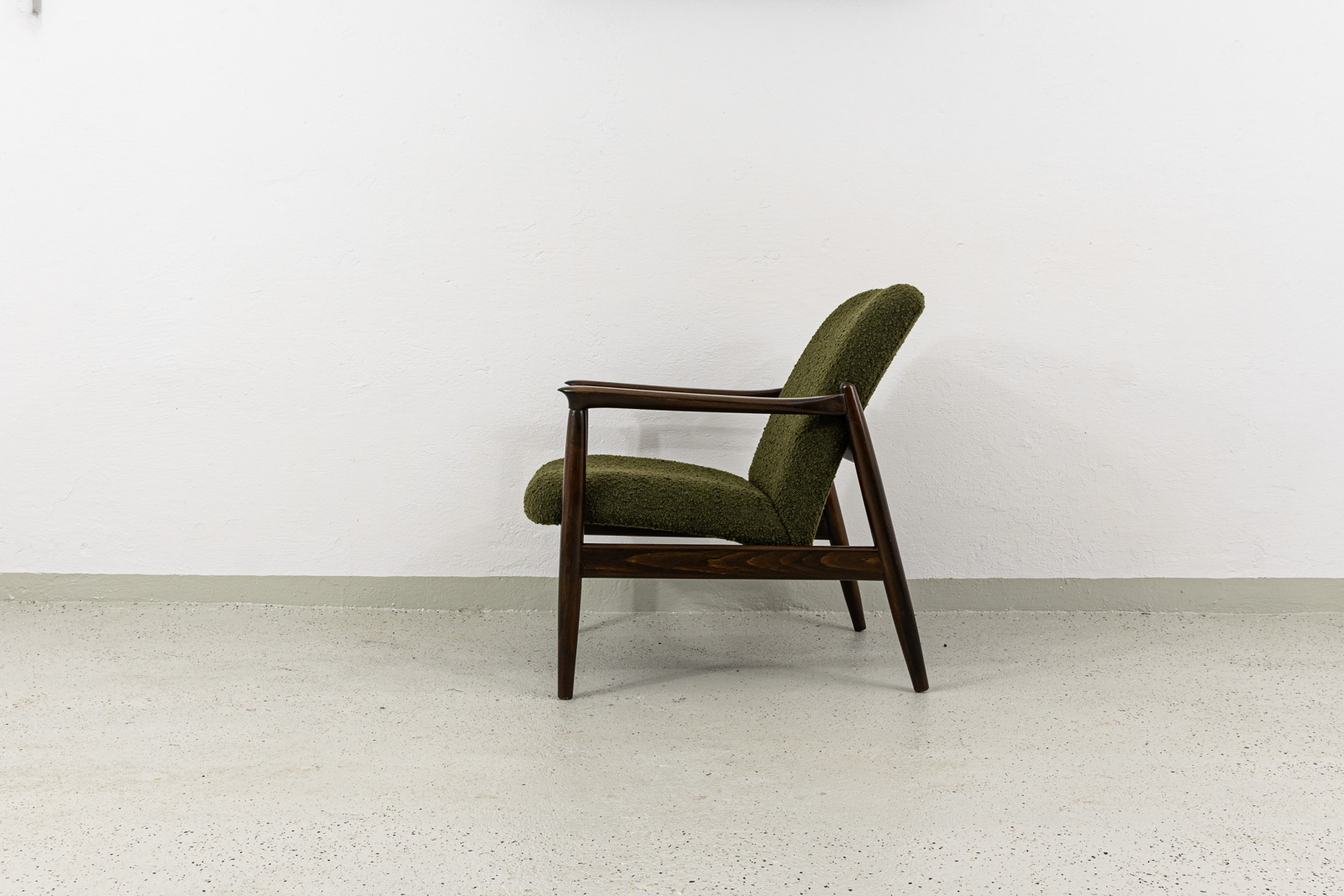 Fotel mid-century GFM-64, proj. Edmund Homa, Gościcińska Fabryka Mebli, PRL, Lata 60