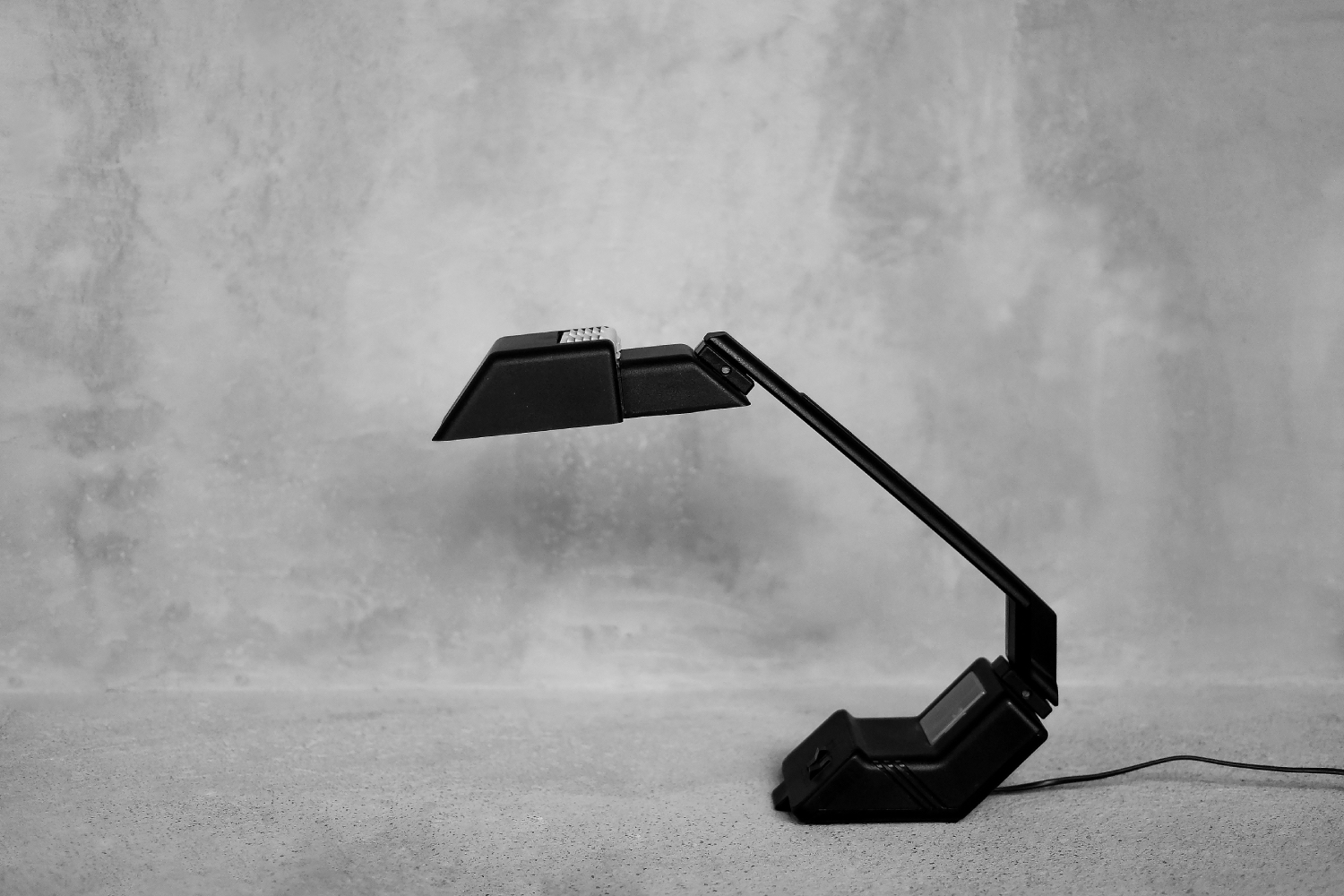 Lampa biurkowa z zegarkiem Typ 27.B.101, proj. Wojciech Dybek dla Polamp Pułtusk, Polska,1987