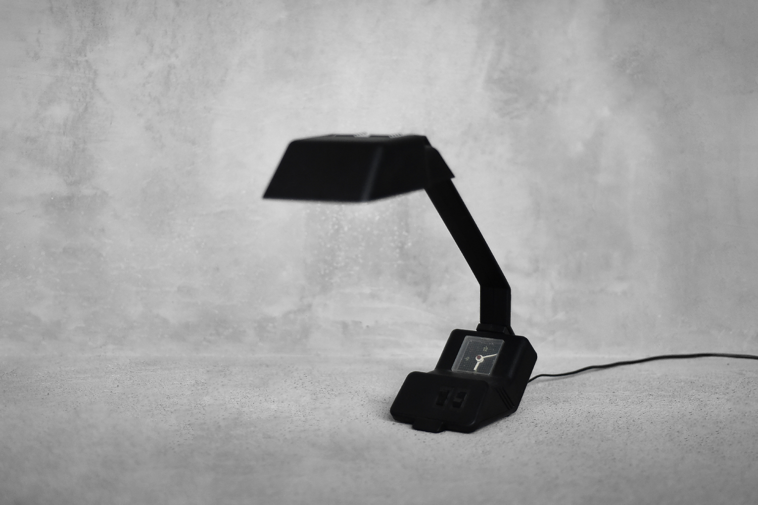 Lampa biurkowa z zegarkiem Typ 27.B.101, proj. Wojciech Dybek dla Polamp Pułtusk, Polska,1987