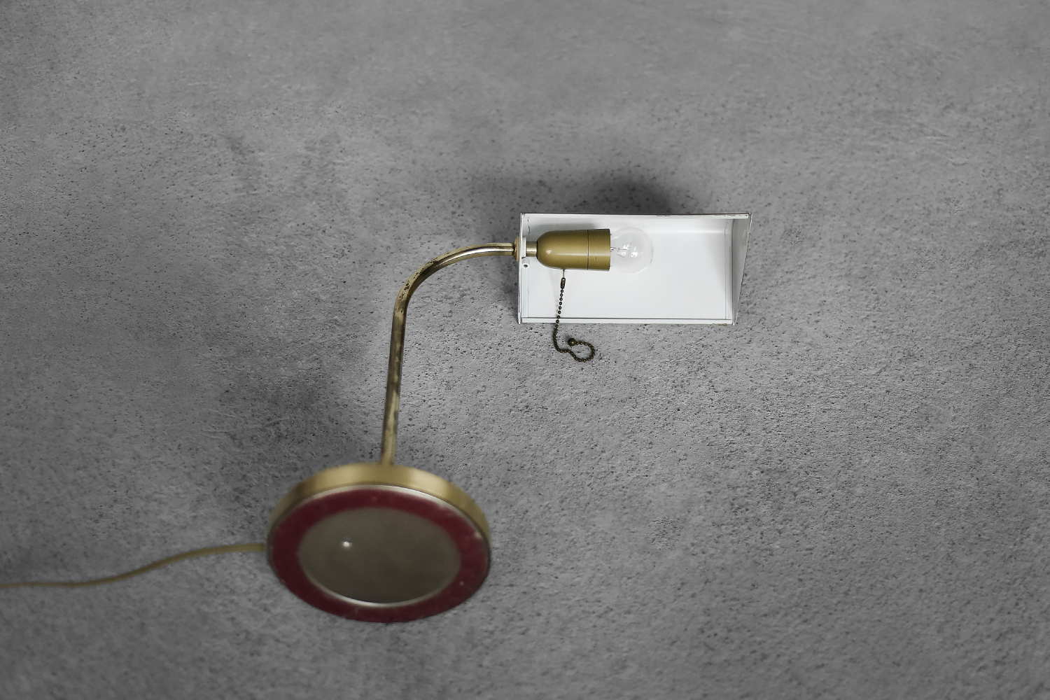 Mosiężna lampa biurkowa z łańcuszkiem, Karstadt AG, Niemcy, lata 70