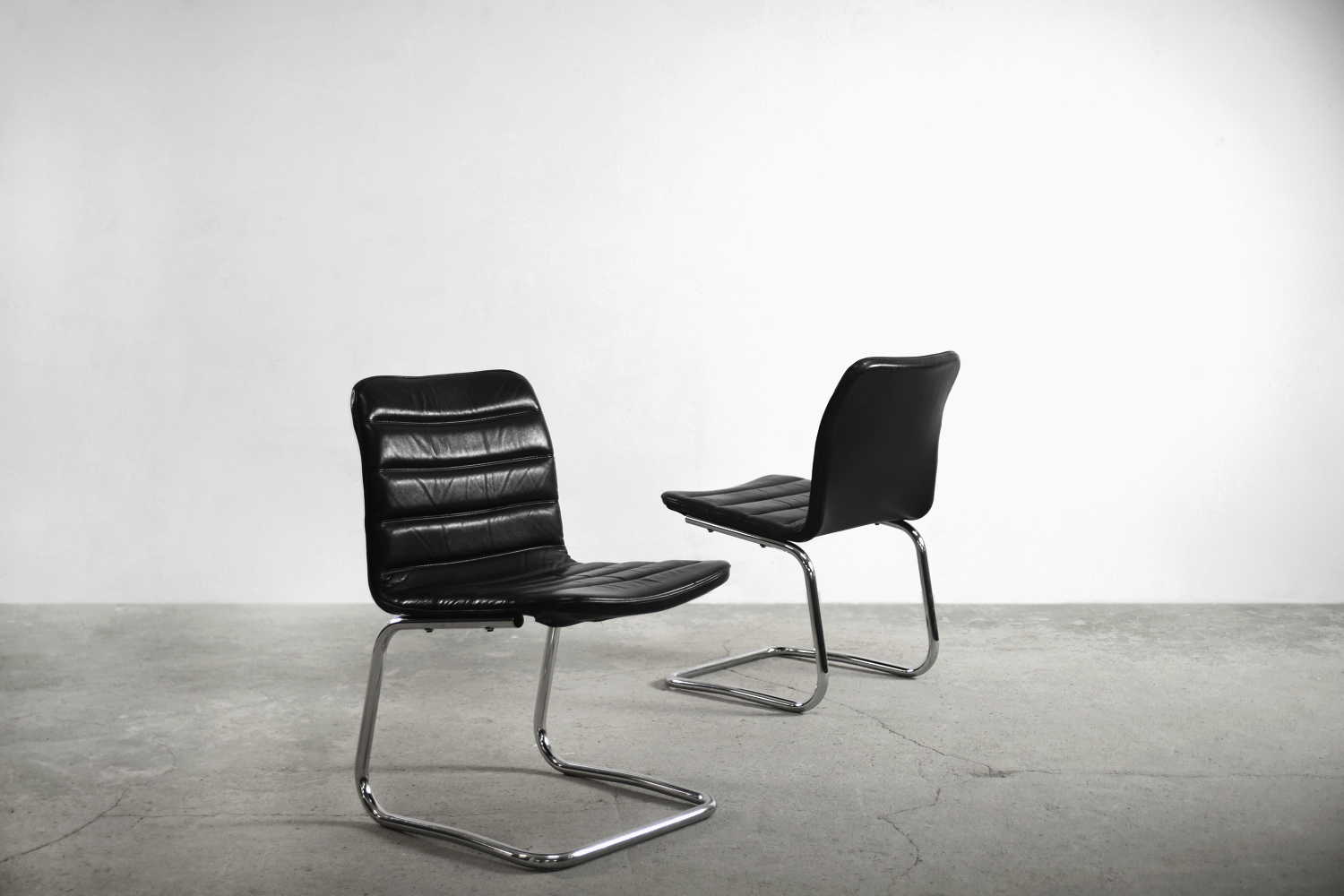 Para minimalistycznych skórzanych krzeseł, Pol International, Niemcy, lata 60