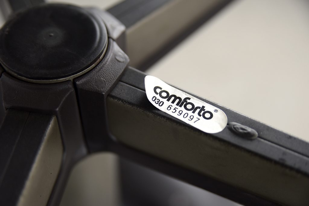 Para foteli biurowych, proj. Charles Pollock, Comforto, Niemcy, lata 70