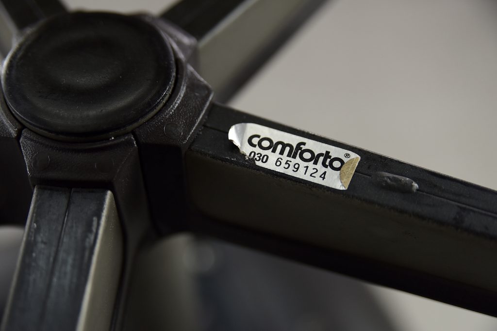 Para foteli biurowych, proj. Charles Pollock, Comforto, Niemcy, lata 70