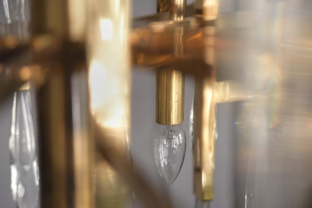 Mosiężny żyrandol, proj. G. Sciolari, Włochy, lata 70