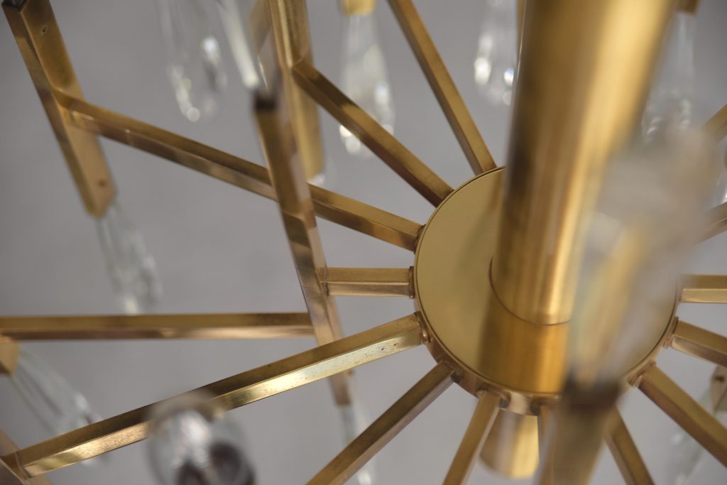 Mosiężny żyrandol, proj. G. Sciolari, Włochy, lata 70