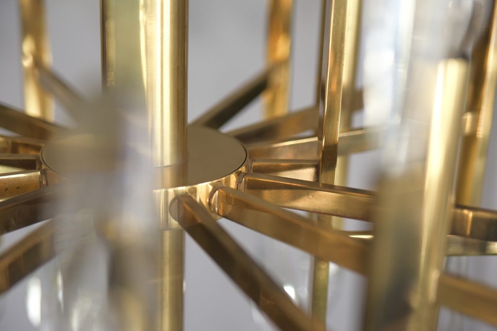 Mosiężny żyrandol, proj. G. Sciolari, Włochy, lata 70