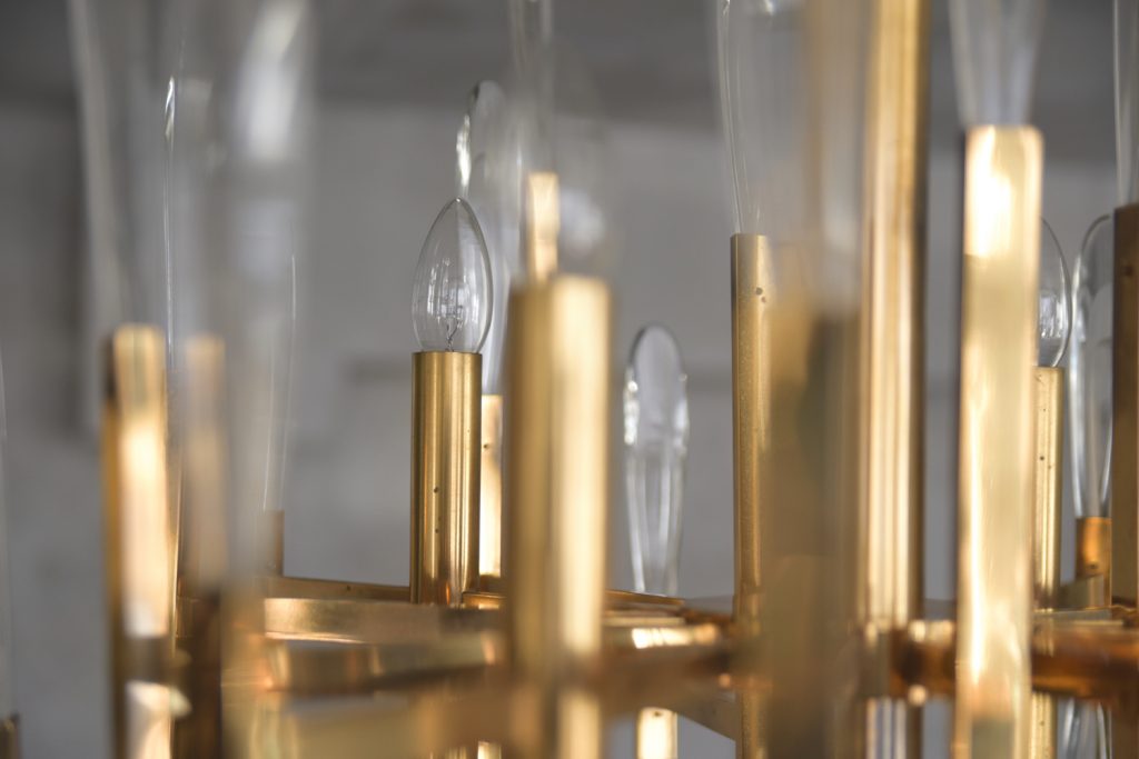 Mosiężny żyrandol, proj. G. Sciolari, Włochy, lata 70