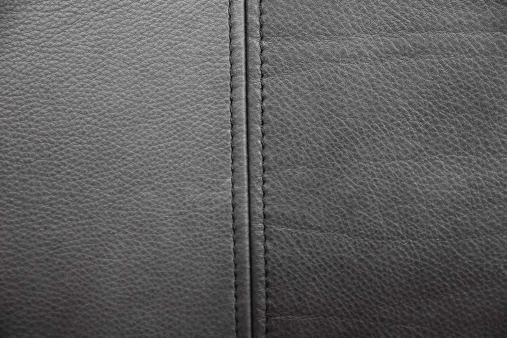 Para skórzanych foteli Monza, proj. Jens Juul Eilersen, Niels Eilersen, Dania, lata 70