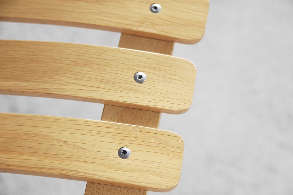 Para dębowych krzeseł Scandia, proj. H. Brattruda, Norwegia, lata 2000