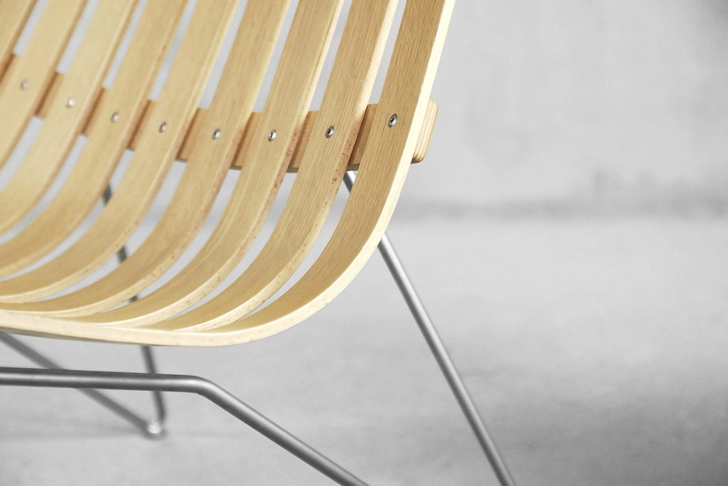 Para dębowych krzeseł Scandia, proj. H. Brattruda, Norwegia, lata 2000