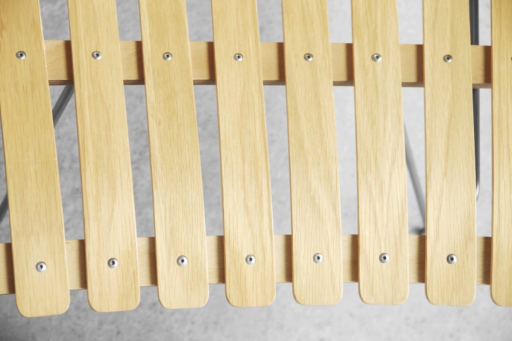 Para dębowych krzeseł Scandia, proj. H. Brattruda, Norwegia, lata 2000