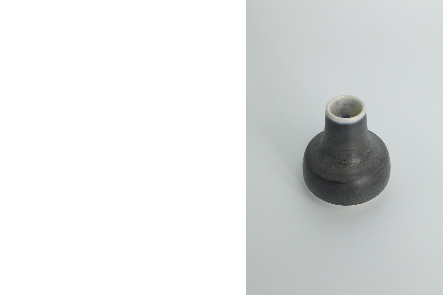 Mały antracytowy wazon kamionkowy, proj. Gunnar Borg, Höganäs Keramik, Szwecja, lata 60