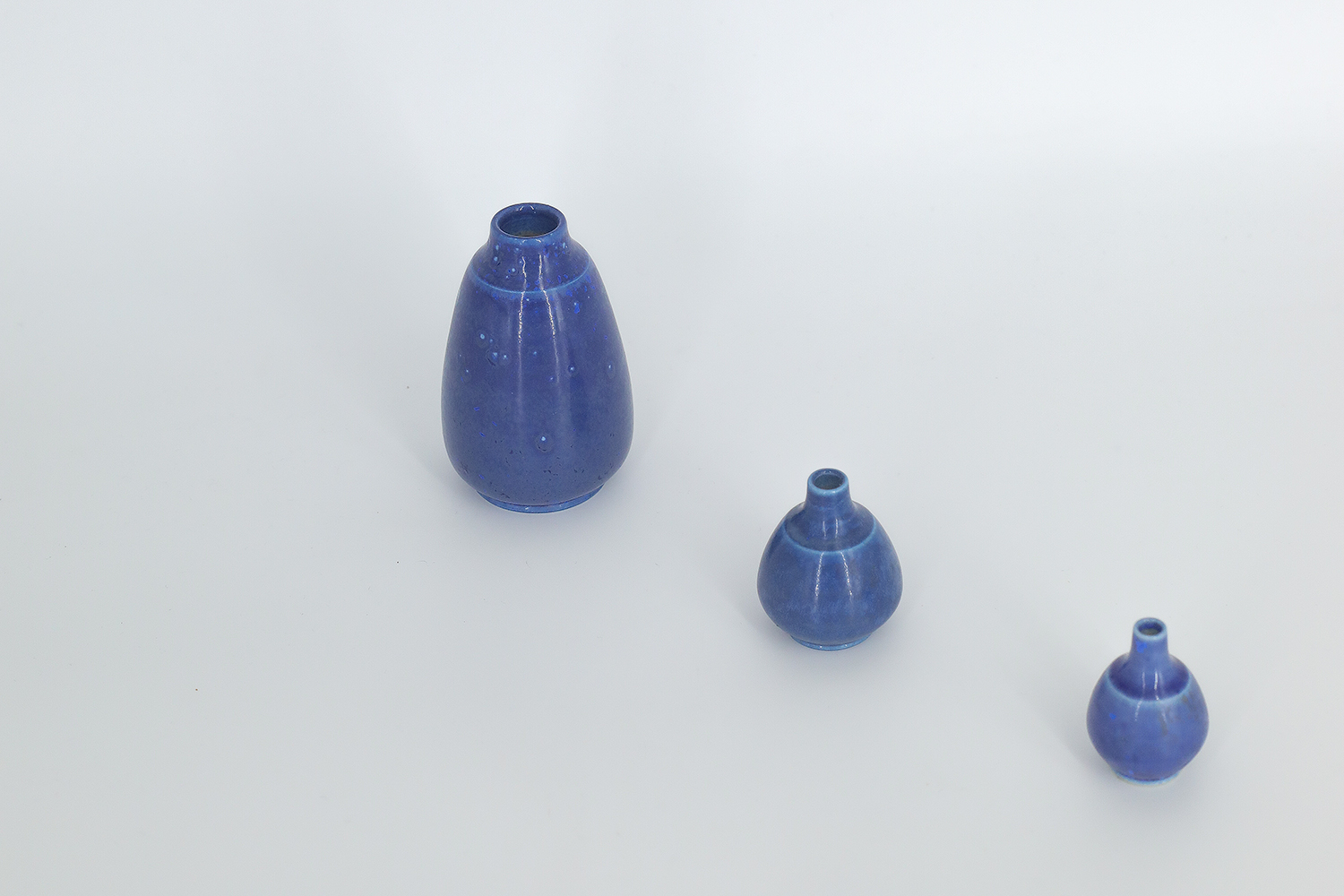 Komplet 3 niebieskich szkliwionych wazonów ceramicznych, proj. Gunnar Borg, Gunnars Keramik Höganäs, Szwecja, lata 60