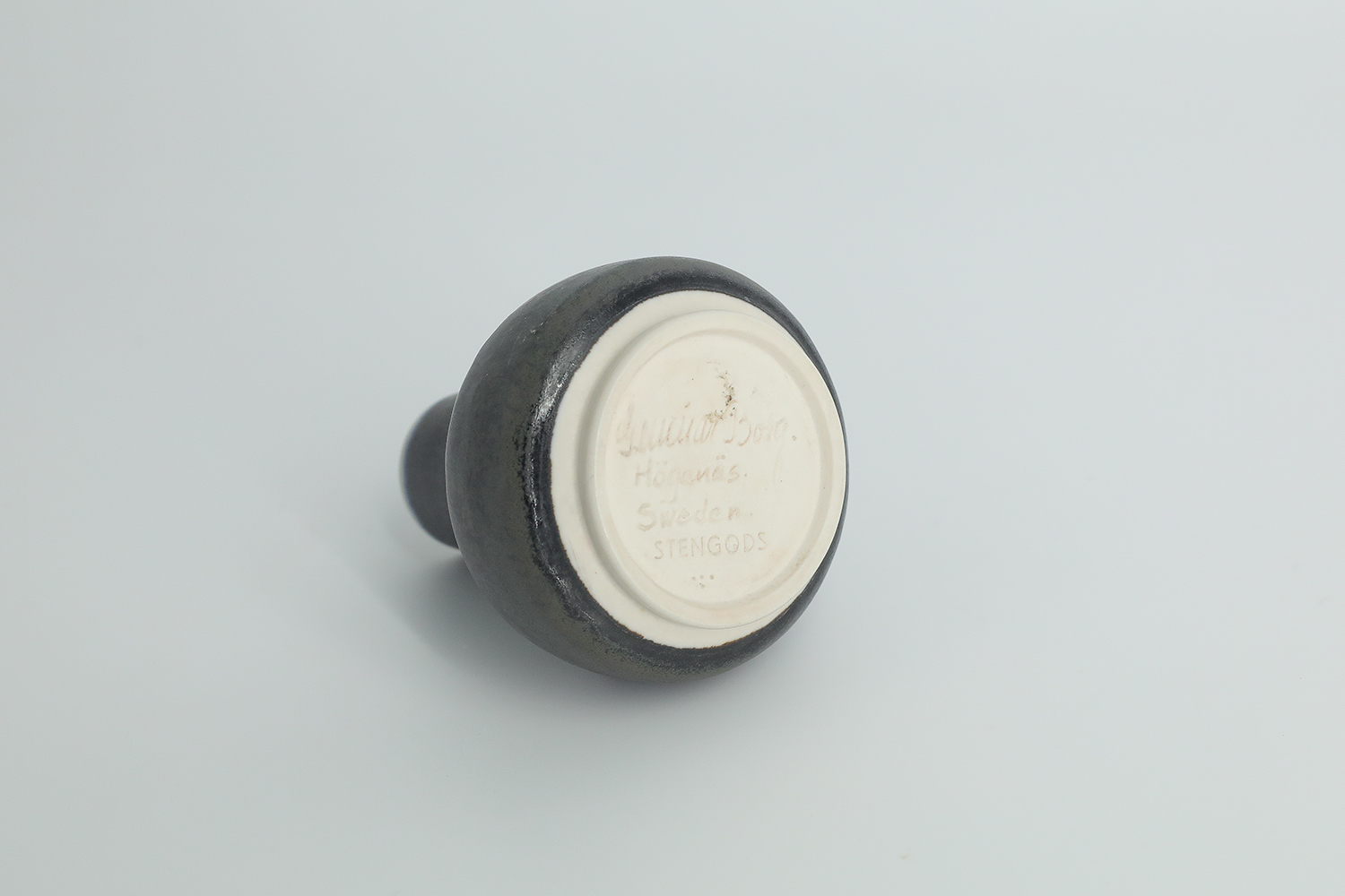 Mały antracytowy wazon kamionkowy, proj. Gunnar Borg, Höganäs Keramik, Szwecja, lata 60