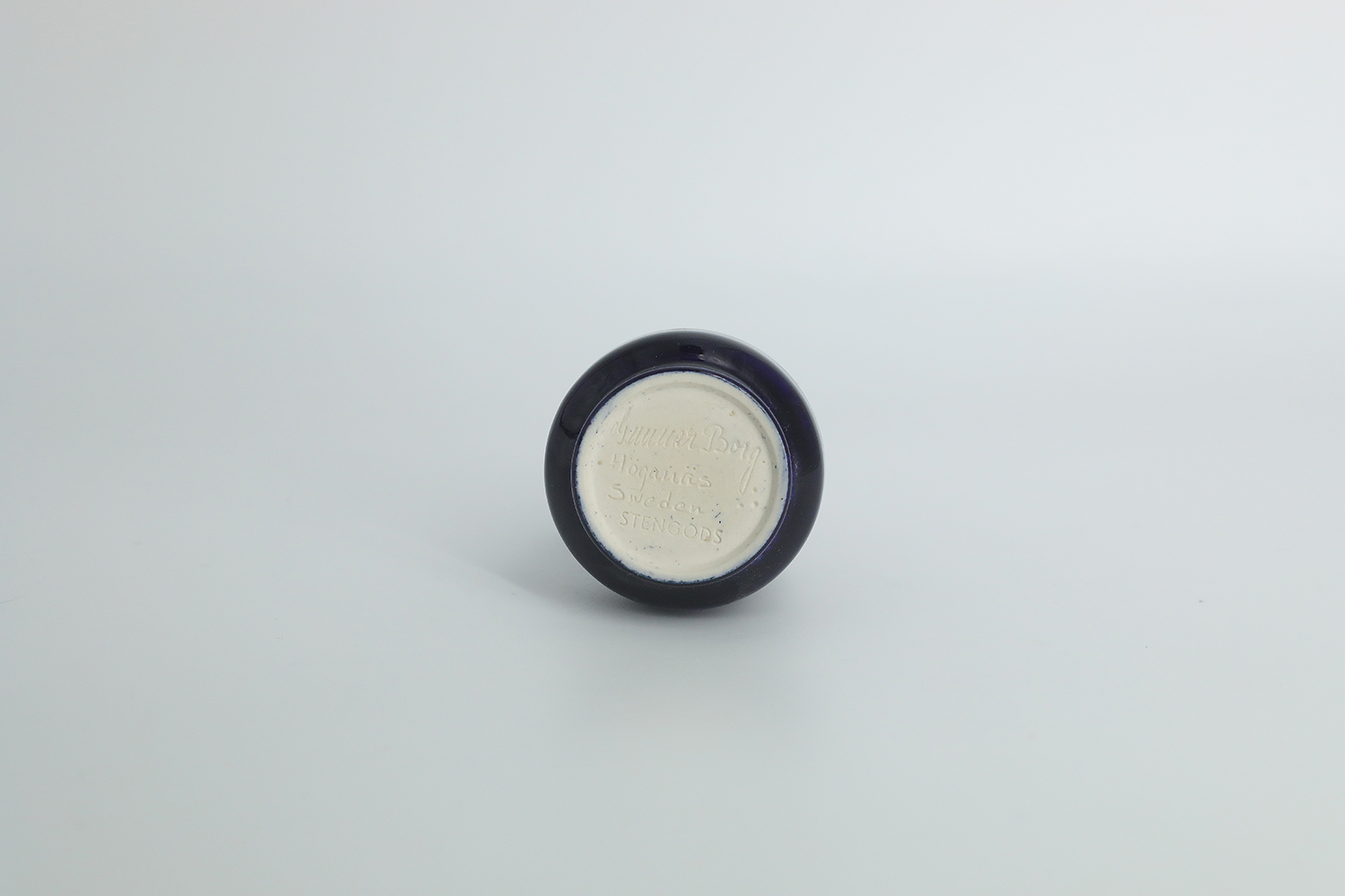 Mały granatowy wazon kamionkowy, proj. Gunnar Borg, Höganäs Keramik, Szwecja, lata 60