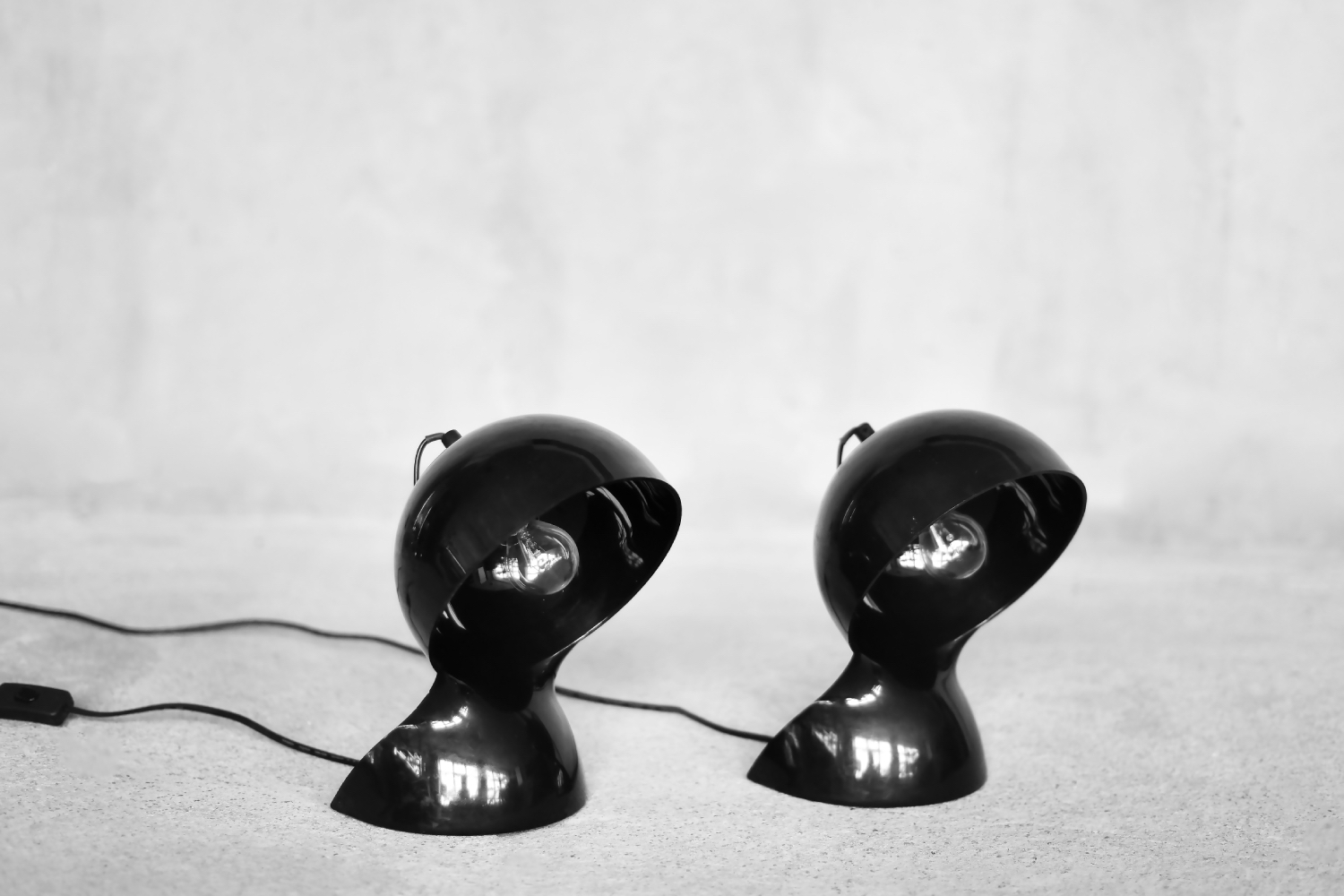 Para czarnych lamp stołowych model Dalù, proj. Vico Magistretti, Artemide, Włochy, lata 60