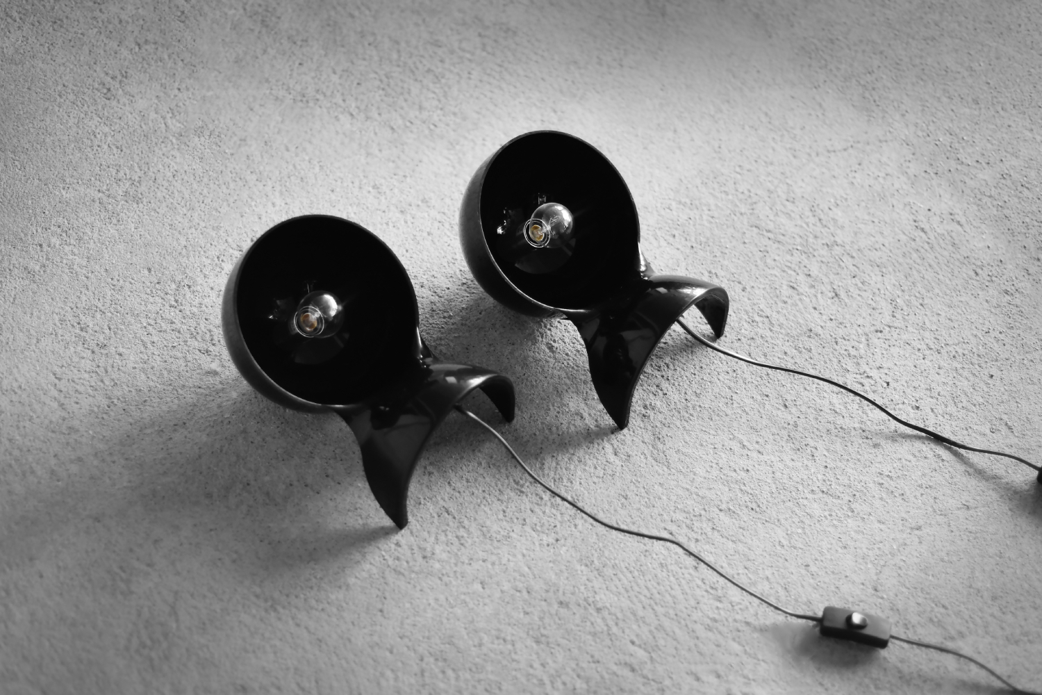 Para czarnych lamp stołowych model Dalù, proj. Vico Magistretti, Artemide, Włochy, lata 60