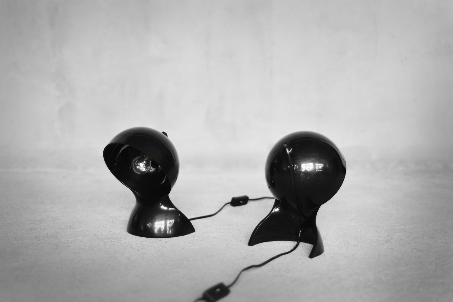 Para czarnych lamp stołowych model Dalù, proj. Vico Magistretti, Artemide, Włochy, lata 60