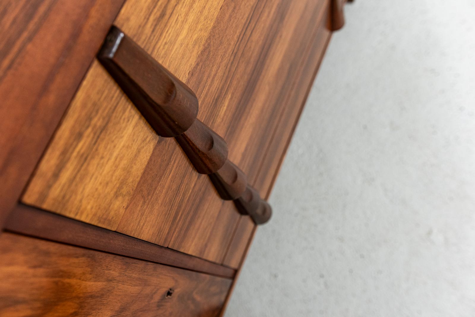 Kredens proj. Rajmund Hałas, Jarocińskie Fabryki Mebli, PRL, lata 60