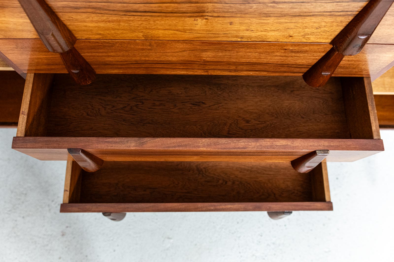 Kredens proj. Rajmund Hałas, Jarocińskie Fabryki Mebli, PRL, lata 60