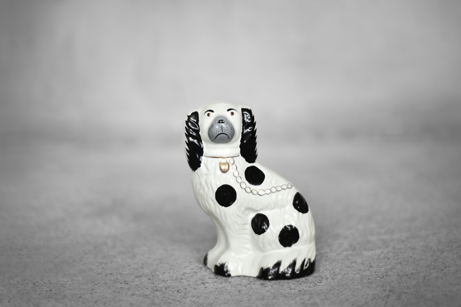 Ceramiczna figurka kominkowa Staffordshire Spaniel Mantle Dog, Anglia, lata 50