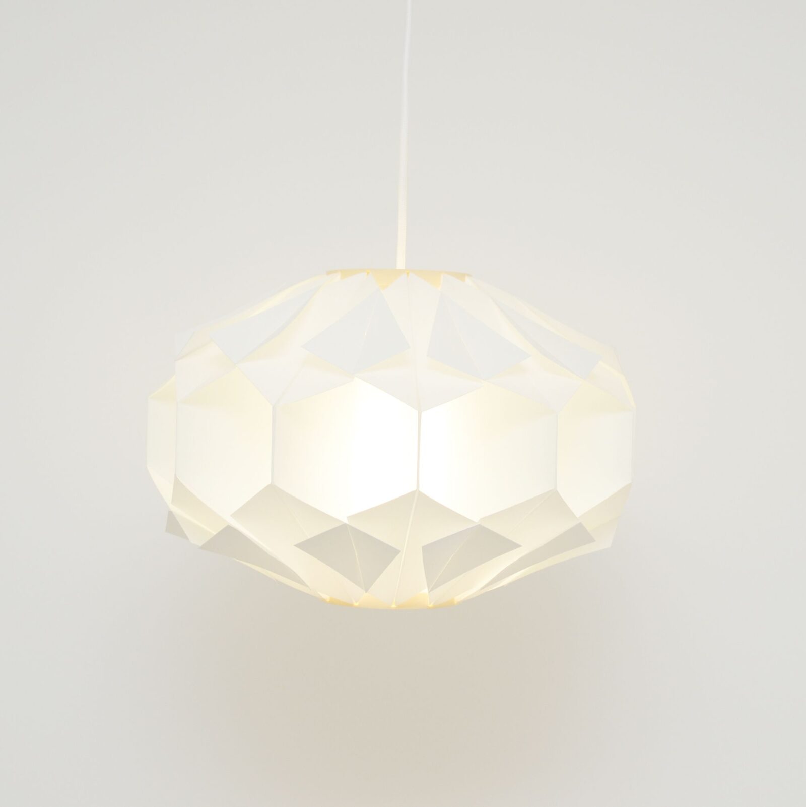 Biała lampa projektu L. Schioler dla Hoyrup, Dania, lata 70