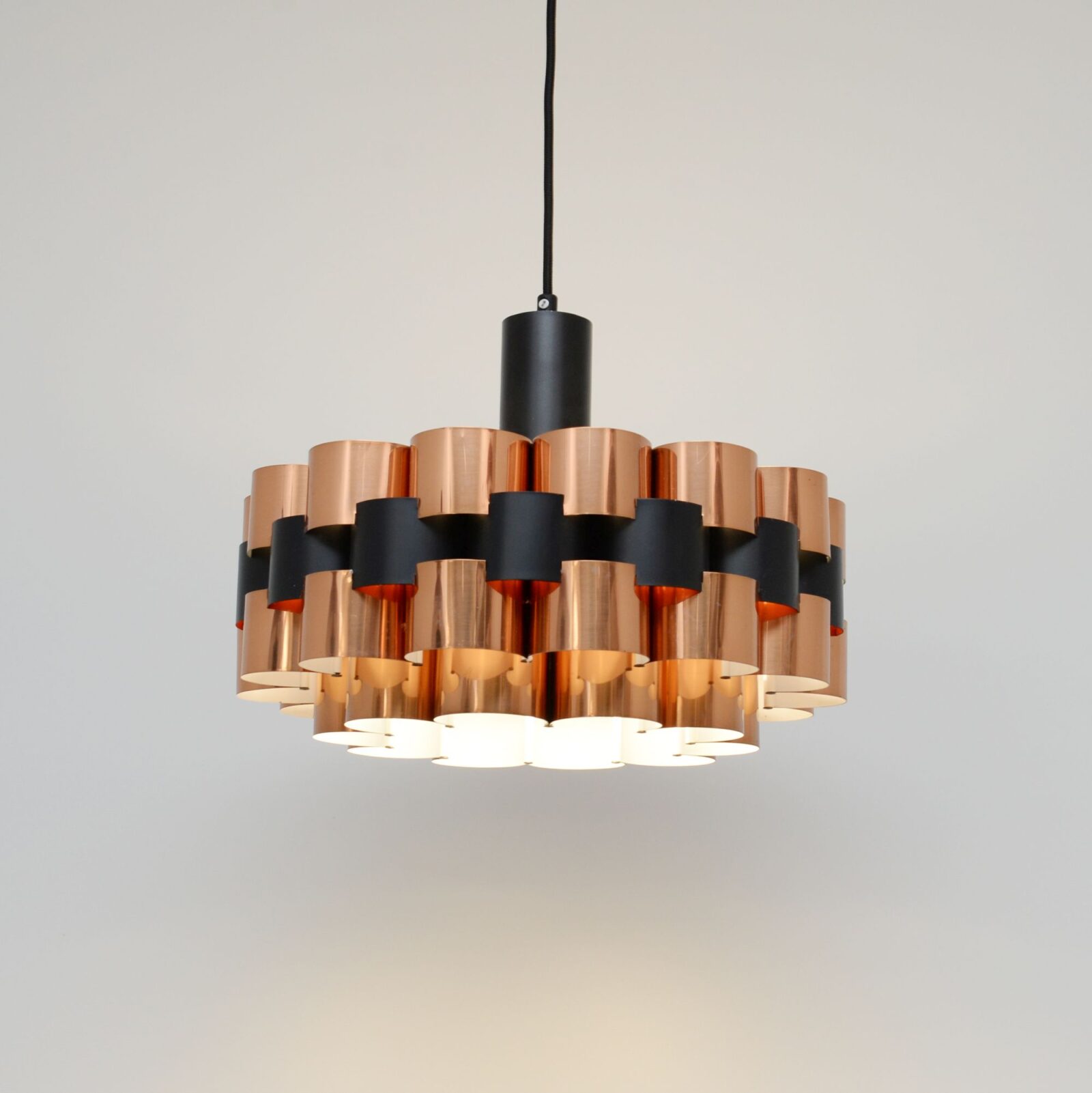 Miedziana lampa proj. Werner Schou dla Coronell Elektro, lata 70