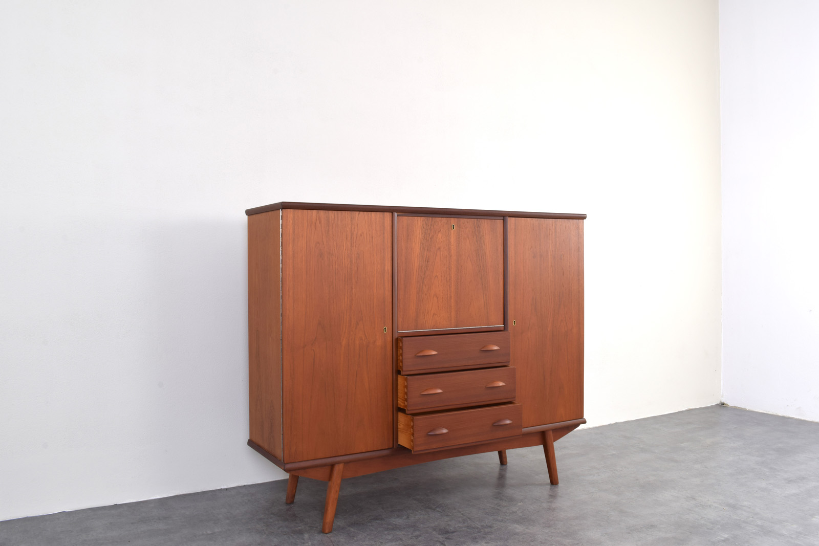Skandynawski highboard tekowy, Dania, lata 60