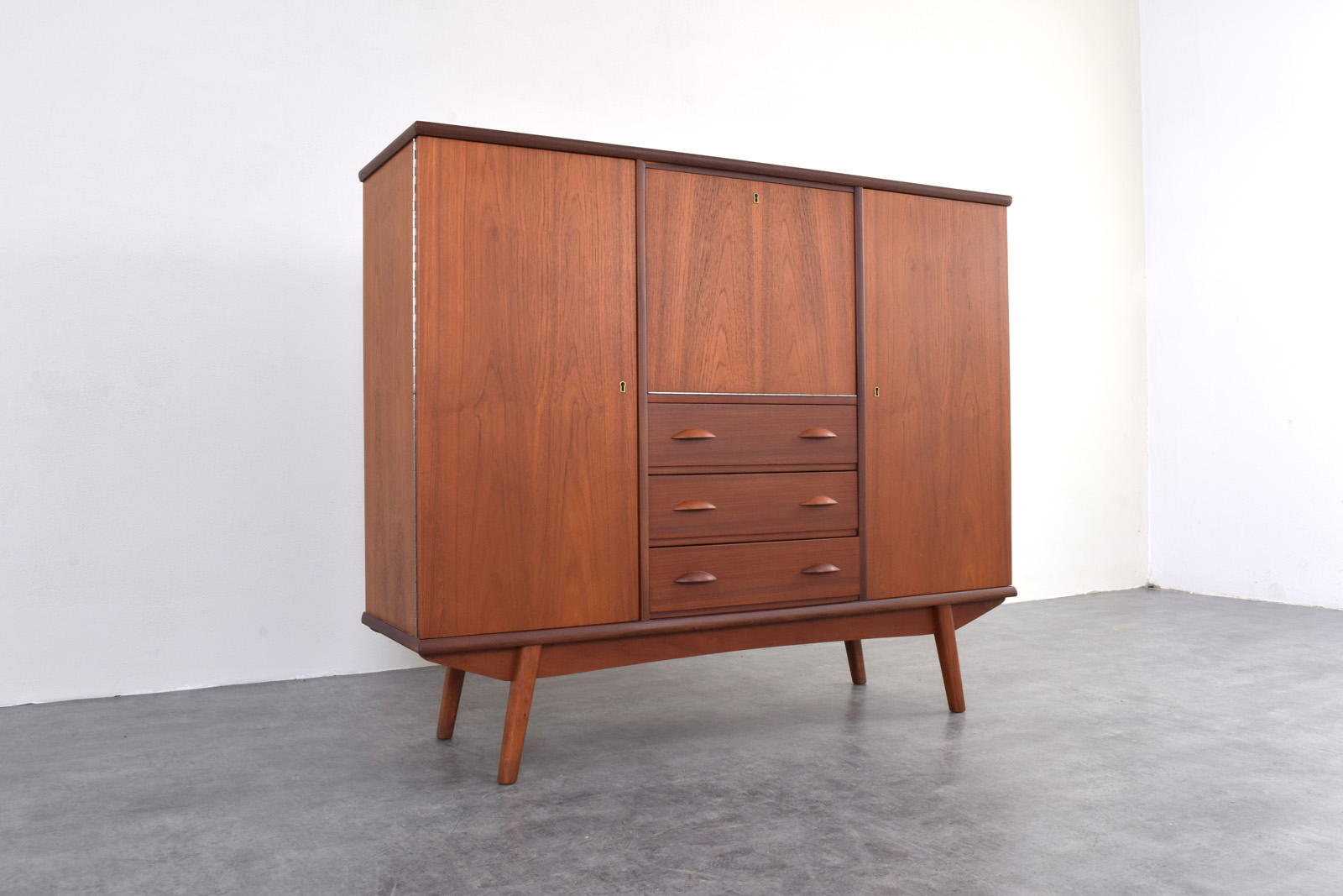 Skandynawski highboard tekowy, Dania, lata 60