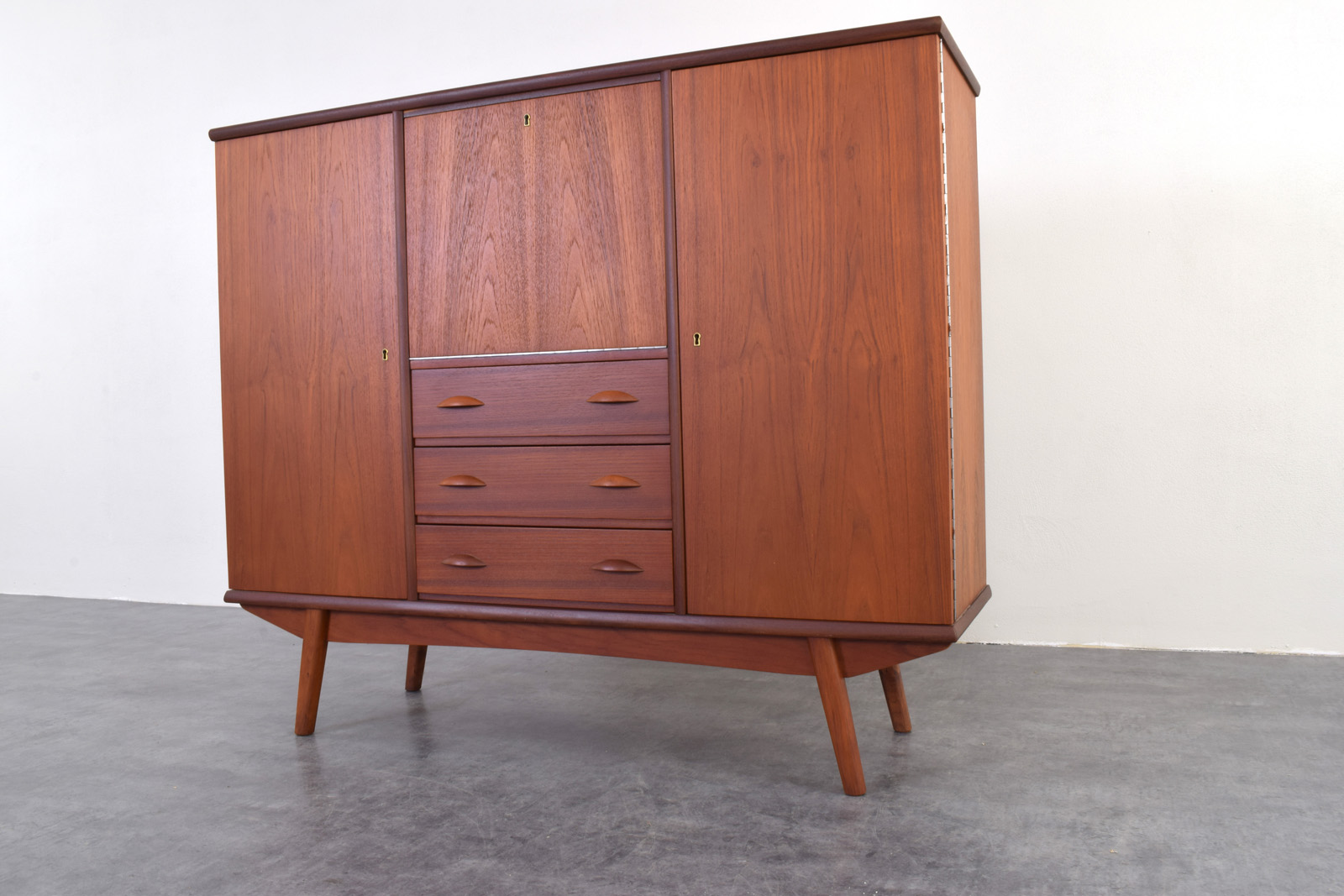 Skandynawski highboard tekowy, Dania, lata 60