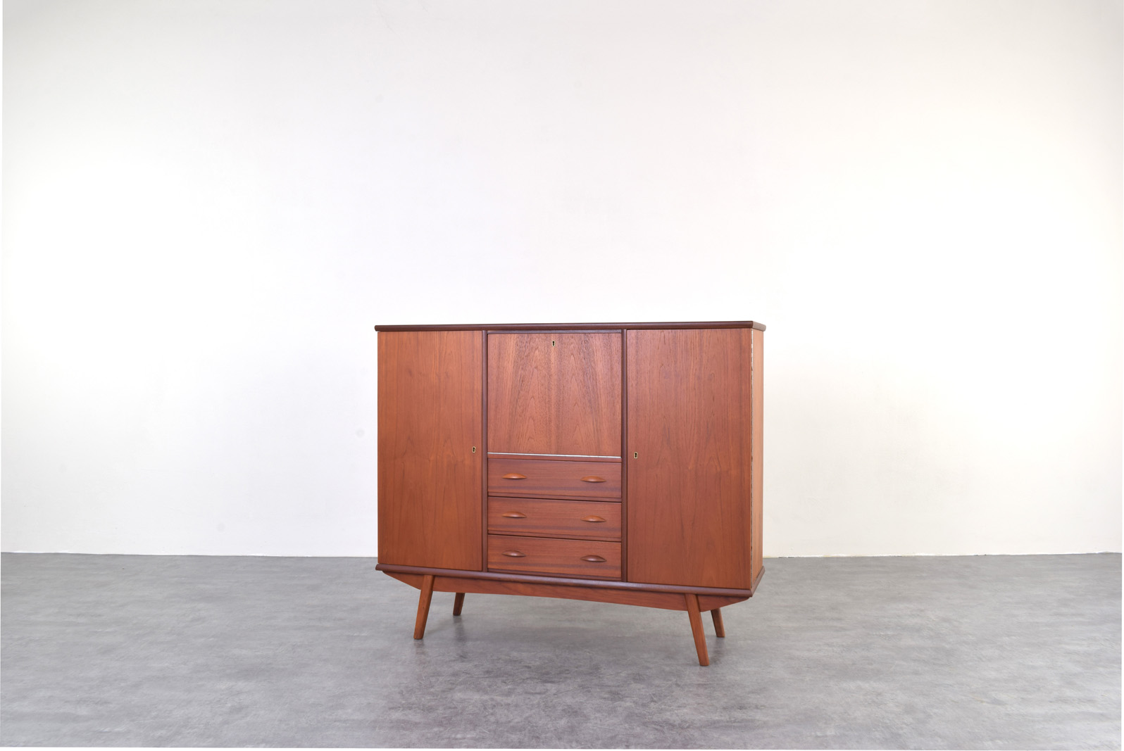 Skandynawski highboard tekowy, Dania, lata 60